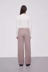 Pantalón de pana color rosa viejo, de corte ancho y tiro alto.