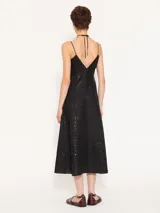 Vestido largo negro con lentejuelas bordadas, breteles finos cruzados en la espalda y jareta ajustable en el frente.