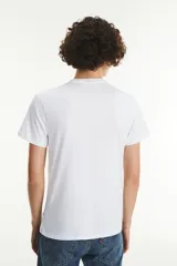 Remera blanca de algodón con logo Levi's Batwing estampado en el pecho.