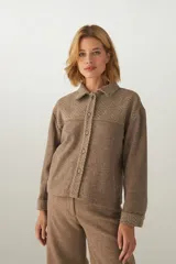 Campera corta color marrón, de corte jeanero, con combinación de telas y botones de metal con logo Don Baez.