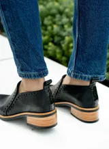 Zapato de cuero color marrón claro con taco de madera de 4cm y elástico en el empeine.