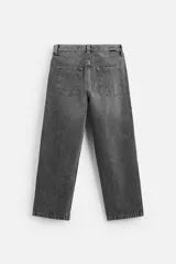 Pantalón de jean celeste con efecto lavado, corte amplio tipo baggy y cinco bolsillos.