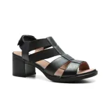 Sandalias de cuero color beige con tiras elásticas y taco cuadrado.