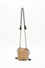Cartera de noche tipo bolso redondo, confeccionada con lentejuelas y canutillos dorados. Cuenta con cordón de ajuste con borlas negras y correa al tono con apliques de canutillos.