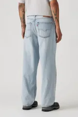 Pantalón de jean celeste, corte holgado, tiro medio, con bolsillos delanteros y traseros.