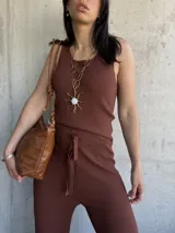 Musculosa marrón de hilo con cuello redondo y sisas anchas. Tejido acanalado.