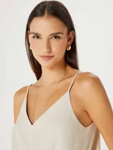 Musculosa de tirantes finos color azul, con escote en V y costuras decorativas en el busto.