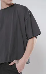 Remera negra de manga corta con calce boxy fit, realizada en tejido jersey 24/1 americano.