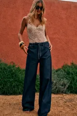 Pantalón denim fino color marrón, de corte amplio y tiro alto, con elástico en la parte trasera de la cintura y lazo ajustable.