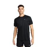 Remera deportiva negra de manga corta con logo Nike reflectivo en el pecho.