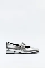 Zapato tipo Mary Jane plateado de charol sintético con punta cuadrada y triple tira con hebillas.
