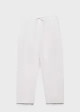 Pantalón de lino blanco, de corte recto y tiro alto, con cintura elástica ajustable con cordón.