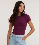 Body femenino de manga corta, color rojo vibrante, con cuello redondo y ajuste ceñido al cuerpo.