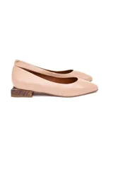 Chatas color nude de cuero, con taco bajo geométrico de efecto carey y plantilla acolchada.