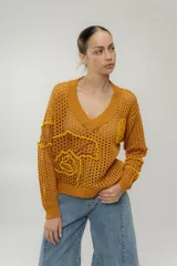 Sweater calado color mostaza, tejido en ceridó, con escote en V y bordados característicos del mar en color amarillo.