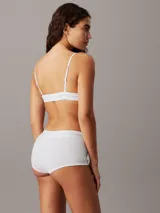 Corpiño triángulo de algodón modal acanalado color blanco, con breteles finos regulables y banda elástica con logo Calvin Klein.