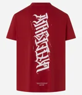 Remera de algodón color borgoña, corte comfort, con cuello redondo y mangas cortas. Estampa frontal y trasera con la palabra "Ambicion" en tipografía gótica.