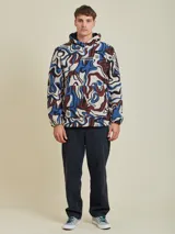 Canguro beige con estampado abstracto en tonos azul, marrón y negro, con capucha y bolsillo tipo canguro.