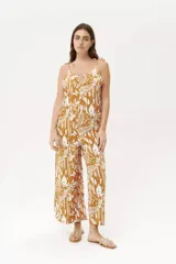 Mono largo de fibrana color camel con estampado abstracto en blanco, breteles finos y corte palazzo.