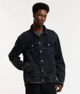 Campera de jean para hombre, de corte regular, con efecto desteñido, cuello inglés, manga larga, abotonada en el frente y bolsillos con solapa en el pecho.