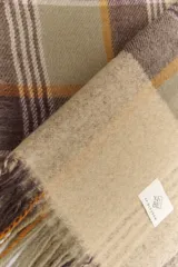 Bufanda rectangular con flecos, diseño tartán en tonos marrón, beige y rojo.