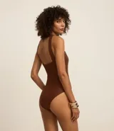 Malla enteriza marrón con breteles medianos y detalle metalizado dorado en el centro del escote.