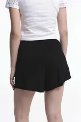 Short de tiro alto con estampado de cebra, con detalle de nudo en la cintura.