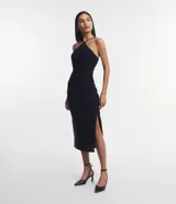 Vestido midi negro de bengalina, sin mangas, con breteles finos, escote halter, pliegues, abertura lateral y cierre por cremallera en la espalda.