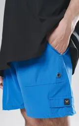 Short de baño azul con calce regular, cuatro bolsillos, elástico en la cintura y cordón para ajustar.