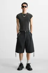 Zapato tipo derby de cuero negro con cordones y ganchos metálicos. Suela track con plataforma.