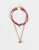Set de dos collares cortos: uno con cinta de encaje color borgoña y dije de corazón dorado; otro con cadena dorada y dijes de corazón con textura y cruz con detalle de cristal rojo.