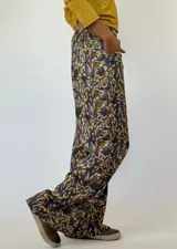 Pantalón de seda estampado en tonos verde oliva y beige, de corte recto y tiro alto, con bolsillos laterales.