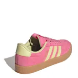 Championes Adidas VL Court 3.0 de gamuza color rosa con detalles en amarillo y suela color caramelo.