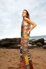 Pantalón de tiro medio con elástico en la cintura y corte acampanado. Diseño con estampado multicolor de patchwork con motivos florales y geométricos.