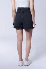 Short de jean negro con tiro alto, bolsillos delanteros y traseros.