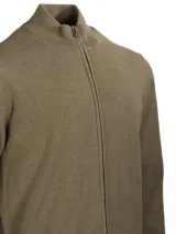 Sweater de cuello alto con cierre completo, tejido con mezcla de lana, viscosa y cashmere, en color café.