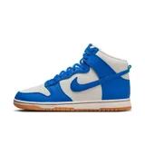 Zapatillas Nike Dunk Hi Retro SE de caña alta, color blanco y azul, con suela de goma color caramelo.