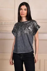 Remera de algodón color gris con estampado de cebra plateado con glitter.