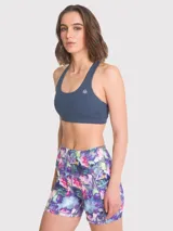 Top deportivo negro con espalda racerback y soporte medio. Cuenta con almohadillas removibles y sujetador integrado.