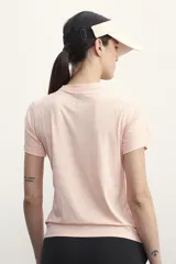 Remera deportiva color lila de corte clásico y mangas cortas.