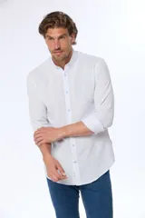 Camisa de lino a rayas, color celeste, con cuello mao y corte slim.