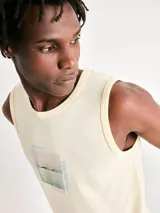 Musculosa celeste con estampa geométrica en el pecho.