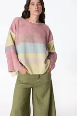 Sweater color crudo con bordado de flores rojas, amarillas y azules.