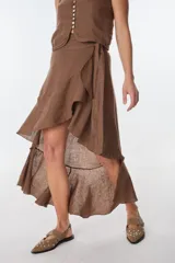Falda midi color beige de lino, con corte irregular y volados.