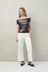 Top negro con escote off-shoulder, de tejido de punto con efecto satinado y corte ajustado.