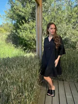 Vestido corto azul eléctrico de lino, con cuello mao, escote con botones de nácar y mangas 3/4 con volados.