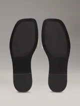 Ojotas de lona color blanco con logo grabado en las tiras, la plantilla y el talón.