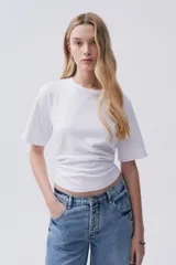Remera de algodón blanca con cuello redondo y opción de nudo en la espalda.
