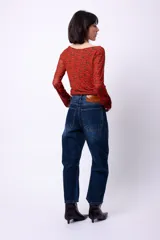 Top de microtul estampado con diseño a cuadros en tonos verde y azul, con escote asimétrico y mangas largas.