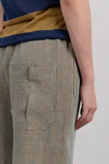 Pantalón de lino verde oliva, de corte amplio y recto, con cintura elástica ajustable con cordón.